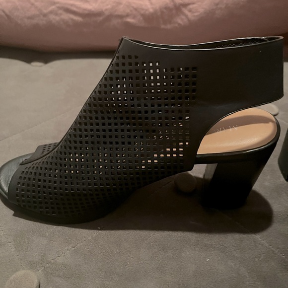 Open toe, strap back heeled booties size 6 - Picture 2 of 3